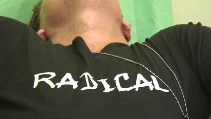 Radical: Фінська короткострижена брюнетка і великий член