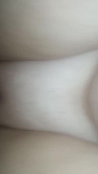 Elle baise avec une amie à grosse bite devant son mari