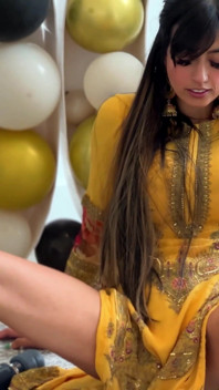 Aaliyah yasin si arrapa mentre aspetta i suoi ospiti