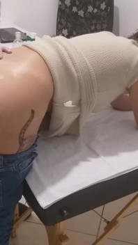 Gerçek ürolog anal muayene yapıyor ve onu götünde penisi ile iyileştiriyor
