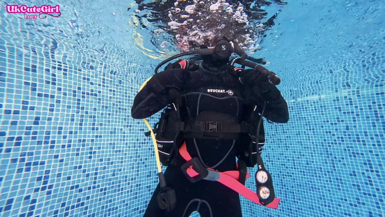 UKCuteGirl Lucy Lauren: Mặt nạ cổ điển &amp; 8mm wetsuit dưới nước scuba bliss