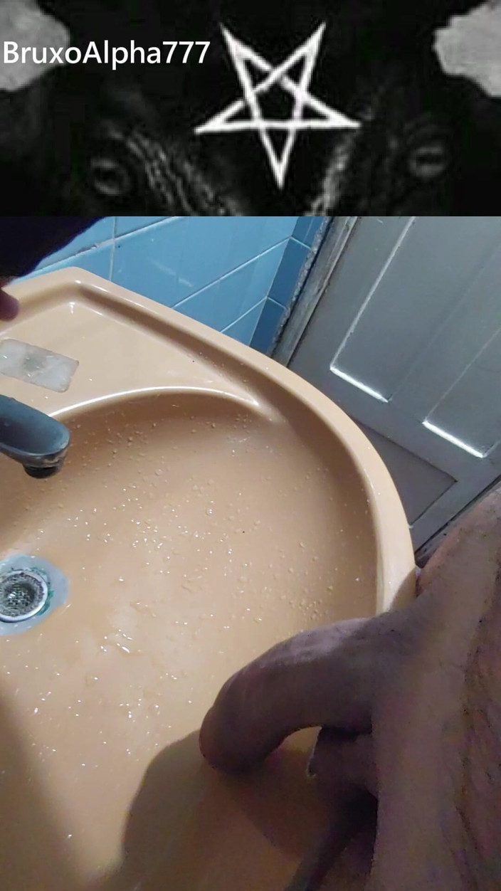 BruxoAlpha777: Ma grosse bite qui pisse