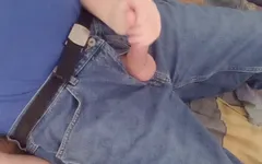 Gordo cara masturba pau em seus jeans amorosos