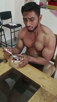 Sborro Sulla Torta E La Mangio Con Il Mio Amico