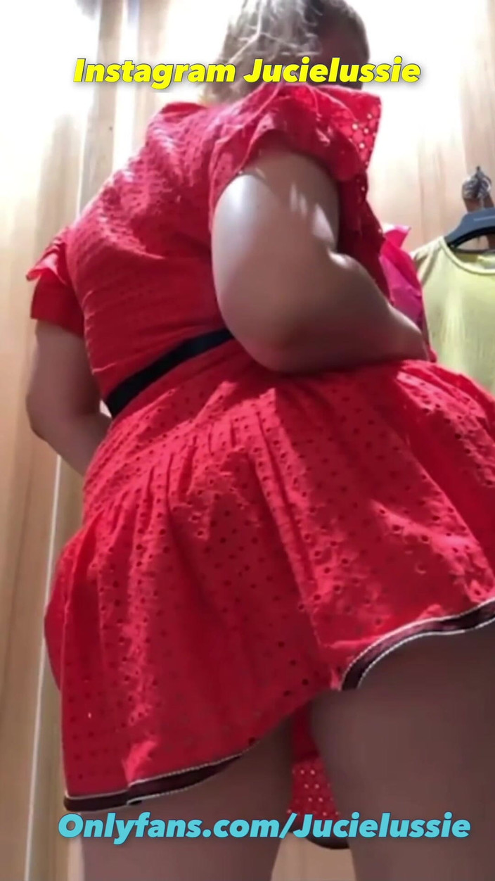 JuiceLussie: Чудова мастурбація в роздягальні