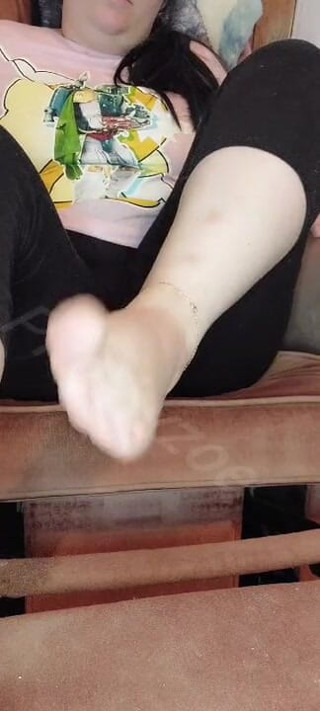 PlushyZoe: Message my tired Milf feet
