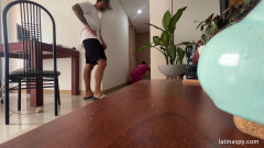 Latinaspy: Горничная с огромной задницей подчищает лапку, затем дрочит ее боссу, часть 1