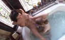 Naughty Girls: Bystiga milf och brunett lezzie fitta leker i badkaret