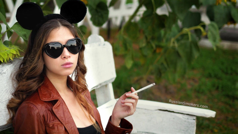 Russian Smokers: Un ange russe sensuel fume une cigarette au soleil