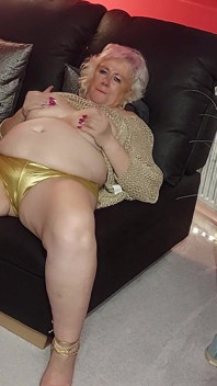 La nonna arrapata si spoglia e si infila le dita in un assolo nella sua figa succosa