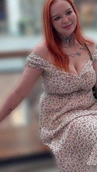 Ta Děvka Kape Mokrá Na Veřejnosti a Chce Sex.