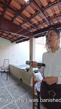 Repórter se despe depois de ser pego invadindo uma casa.