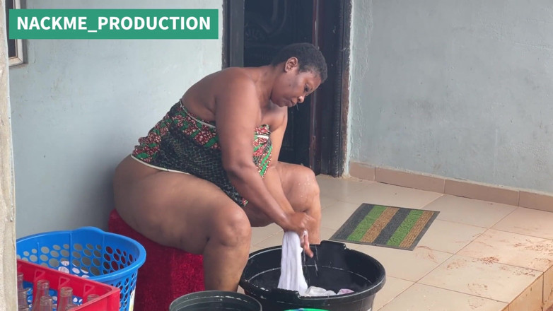 NACKME_PRODUCTION: African Mama Multitasks w niedzielny poranek