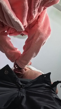 Přivedla svou lesbickou kamarádku, aby zkusila velký péro na anál a kundičku Jednou za život (udělala Ji Preg.)