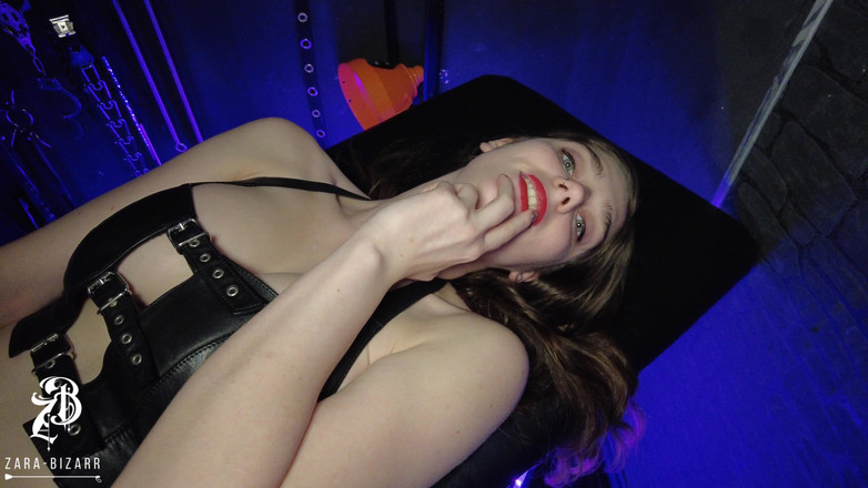 Zara Bizarr: Schiavo profumato masturbato per me