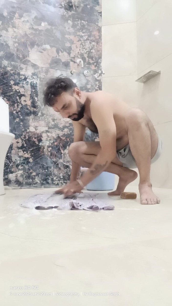 Rajasthani-old-lover: 샤워를 즐기는 인도 계부 새아빠