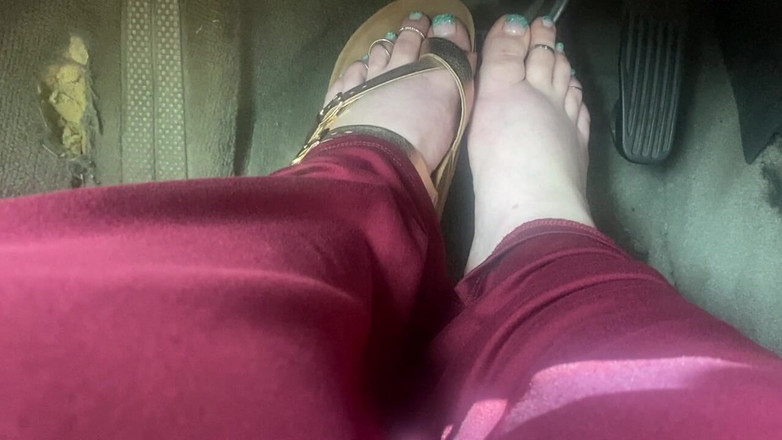 BellaBlast: Sandaletle pedal pompalama - bir ayak gazda, diğeri frende sürüş