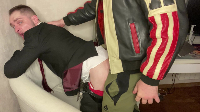 KinkySirius: Kinkysirius im Anzug trainiert in vollen Zügen mit seinem Maul...