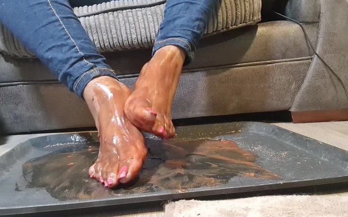 Simp to my ebony feet: Picioare de ciocolată