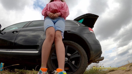 Pee Adventures: Hipster meisje plast met haar benen wijd open buitenshuis