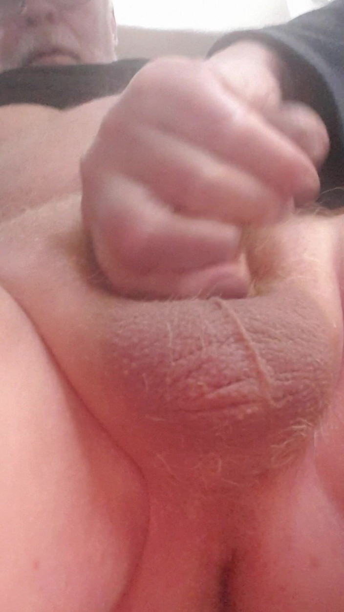 Redhairy4u: Minik yarağım kayar şekilde işiyor