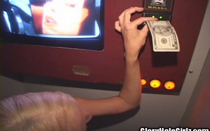 Glory Hole Girlz: グローリーホールペニスフェストで黒人と白人のコックを吸うスキニーホー!