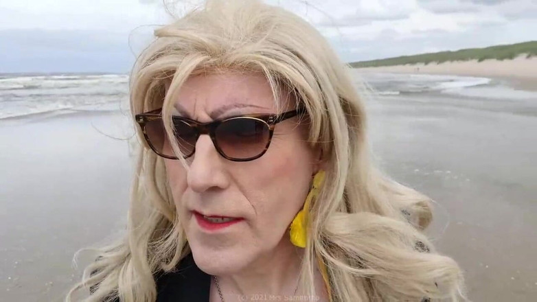 Mrs Samantha: Doamna Samantha merge la o plimbare pe plajă