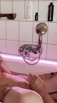 Sarışın orta yaşlı seksi kadın, ateşli latin ve yaşlı adamla üçlü yumruk sokma