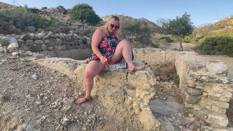 Lena Cox: Outdoor-masturbation und squirts - nymphomanische ehefrau echte orgasmen