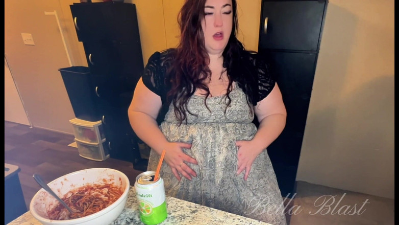 BellaBlast: BBW Burps &amp; Mokré Prdy Po těstovinách Binge Skutečné reakce žaludkuby Bella...