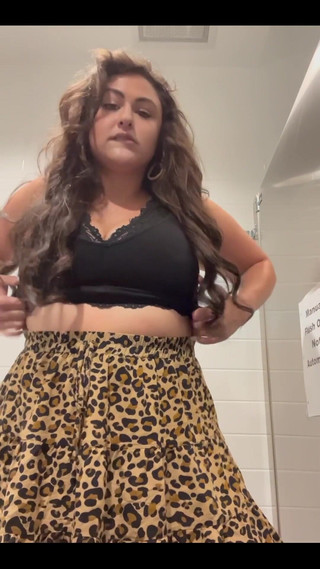 Josie Jaxxon: Šukání Zadku V Práci