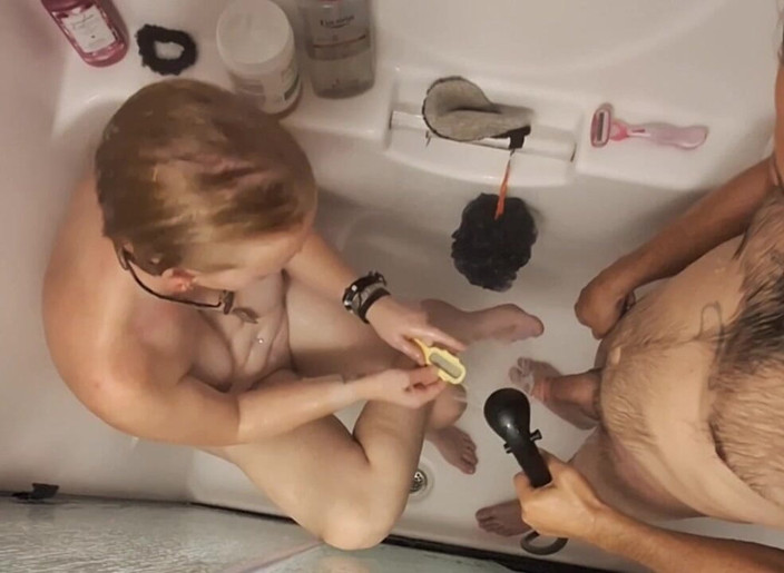 KittieNoOne: Chuveiro da manhã e boquete para marido