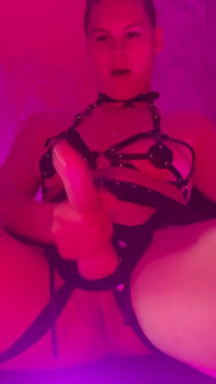 Lateks dominatrix - menggoda pakai strap-on, cambuk& mutlak!