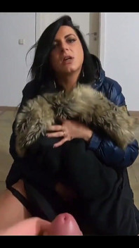 Mucho semen en mis chaquetas de down mientras usamos botas largas y ropa sexy