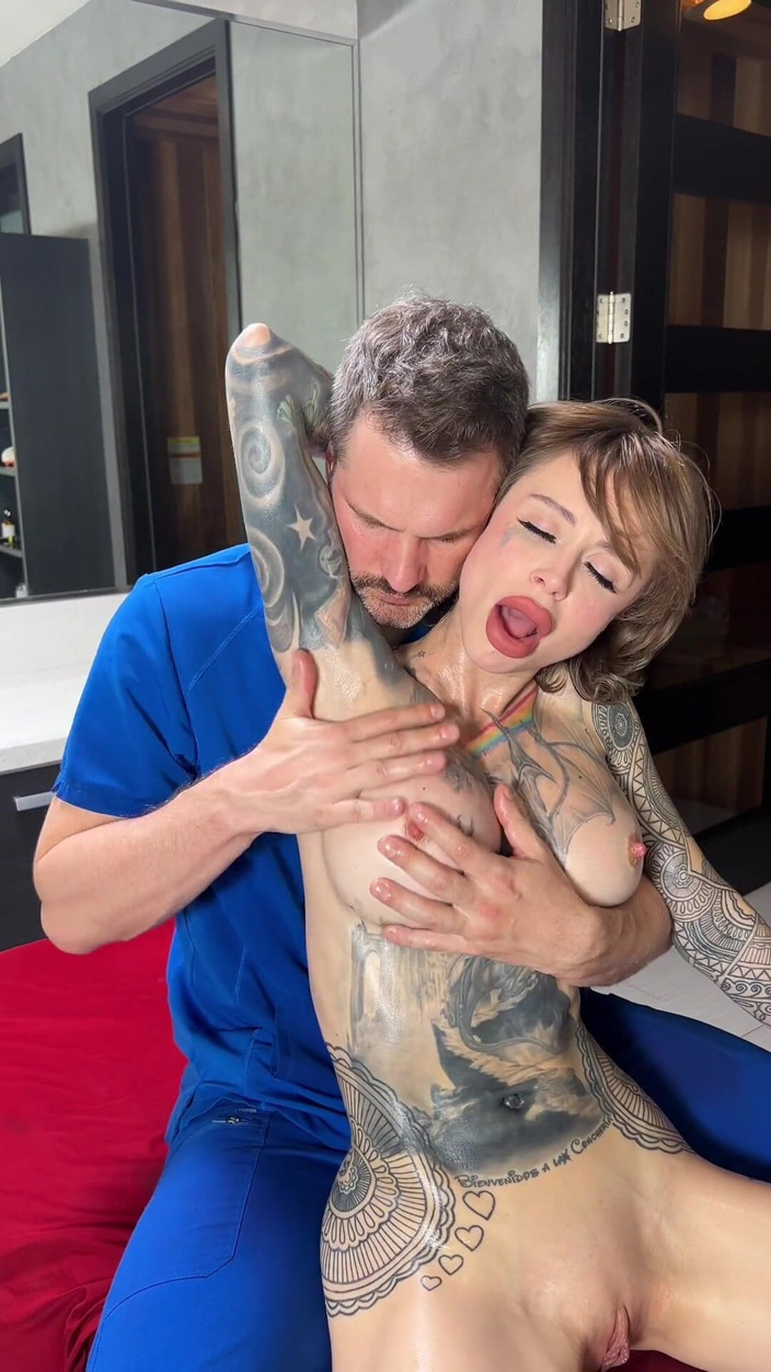 Tommy Wood XXX: Мілфа з великими цицьками Саша Тантричний масаж з хардкорним сексом, величезний камшот на обличчя