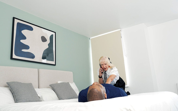 Fetishotica: Brudna gadająca brytyjska policjantka międzyrasowa twarz siedzi