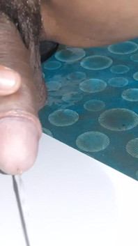 Rekaman seks pria india lagi kencing di kamar mandi