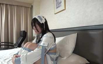 A Beautiful Woman Who Wants to Be an Entertainer Wears a Cyber Maid Costume and Has Creampie Sex! [luna (20)]