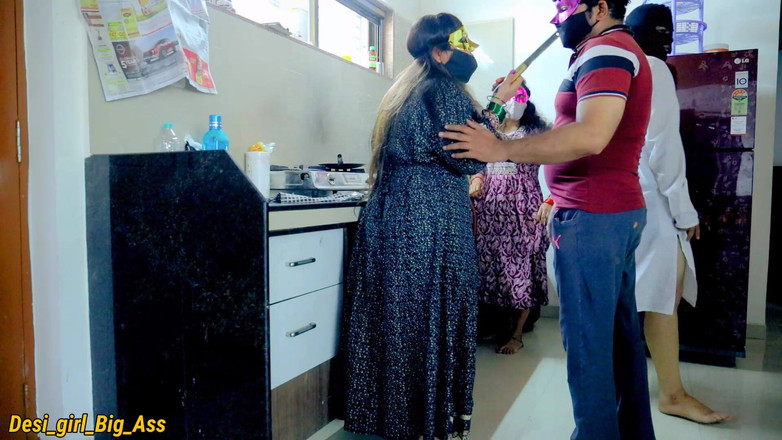 Nadiya: Žhavý sex ve čtyřech v kuchyni