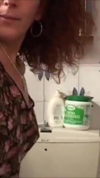 Une MILF en hold-up suce la bite de son mari excité