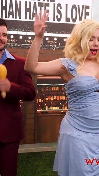 Leslie Gaga in der Super Blow-halbzeitshow, Paola Rubiel