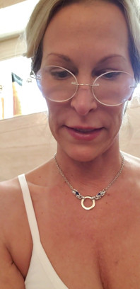 MILF camgirl Jess Ryan holení nohou a sprchování