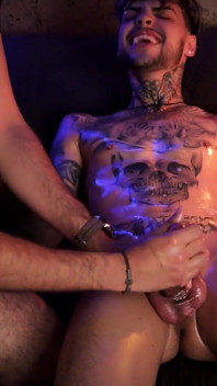 Camilo Brown dando una paja intensa a mike tatuado caliente haciendo que le dispare el semen