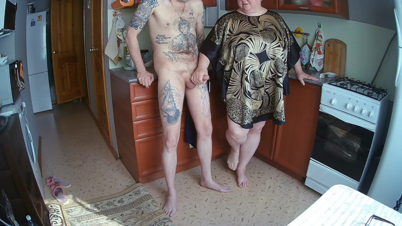 Zona901: Milf trekt mijn lul af in de keuken voor de...