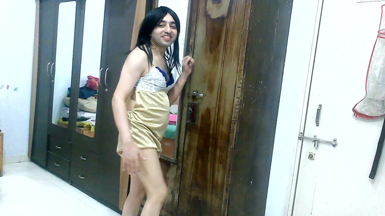 Cute & Nude Crossdresser: Гаряча сіссі кроссдресссер femboy sweet lollipop в сексуальній золотій білизні зі стрінгами.