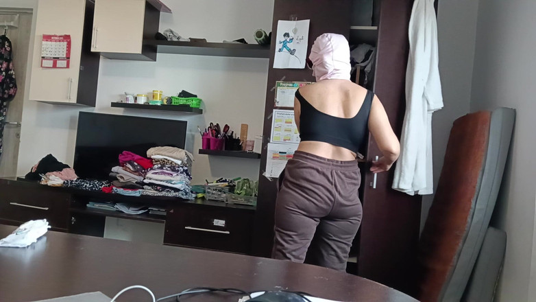 Amateur_MS: Женщина-любительница С Удовольствием Примеряет Одежду И Кроит Её