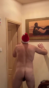 Dospělý muž se předvádí svým zadkem