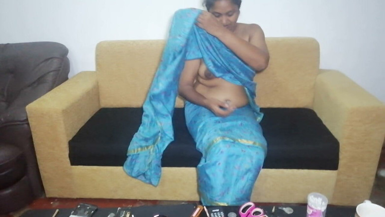 Tina Baby: แม่บ้าน Desi แต่งตัวด้วยส่าหรีของ Wire เพื่อยั่วยวน