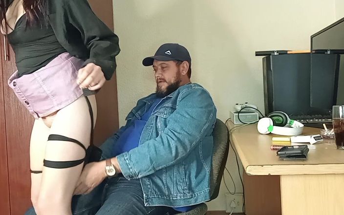 Prettypoison: Šukej moji kundičku je mokrá mokrá, potřebuji hrát kamaráda
