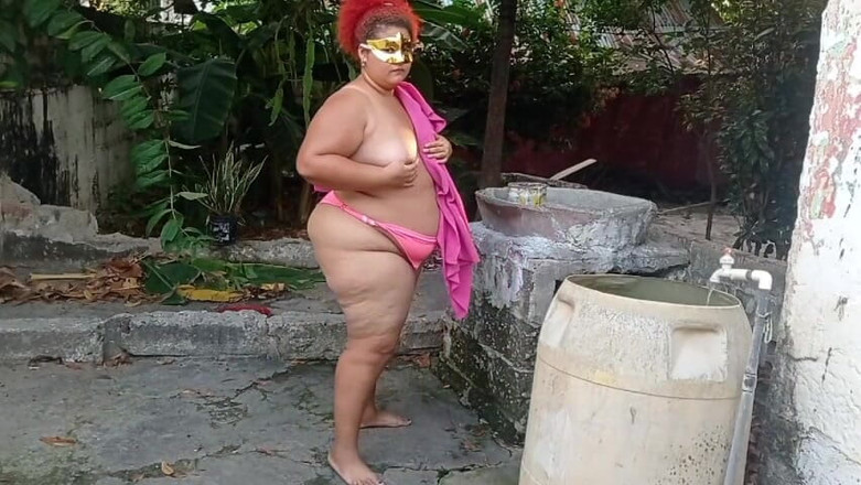 Gordita Culo Rico: Moje děvka nevlastní matka se sprchuje na terase